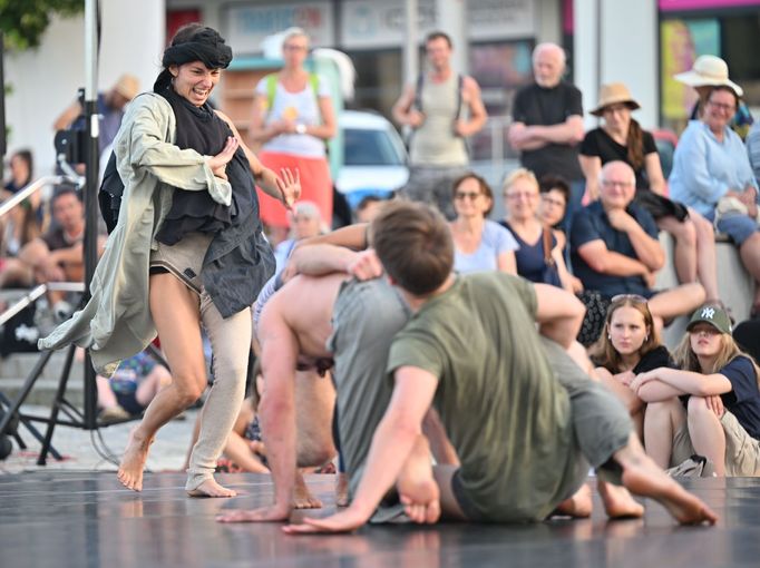 Vystoupení uskupení Hurycan na čtvrtečním zahájení festivalu KoresponDance.