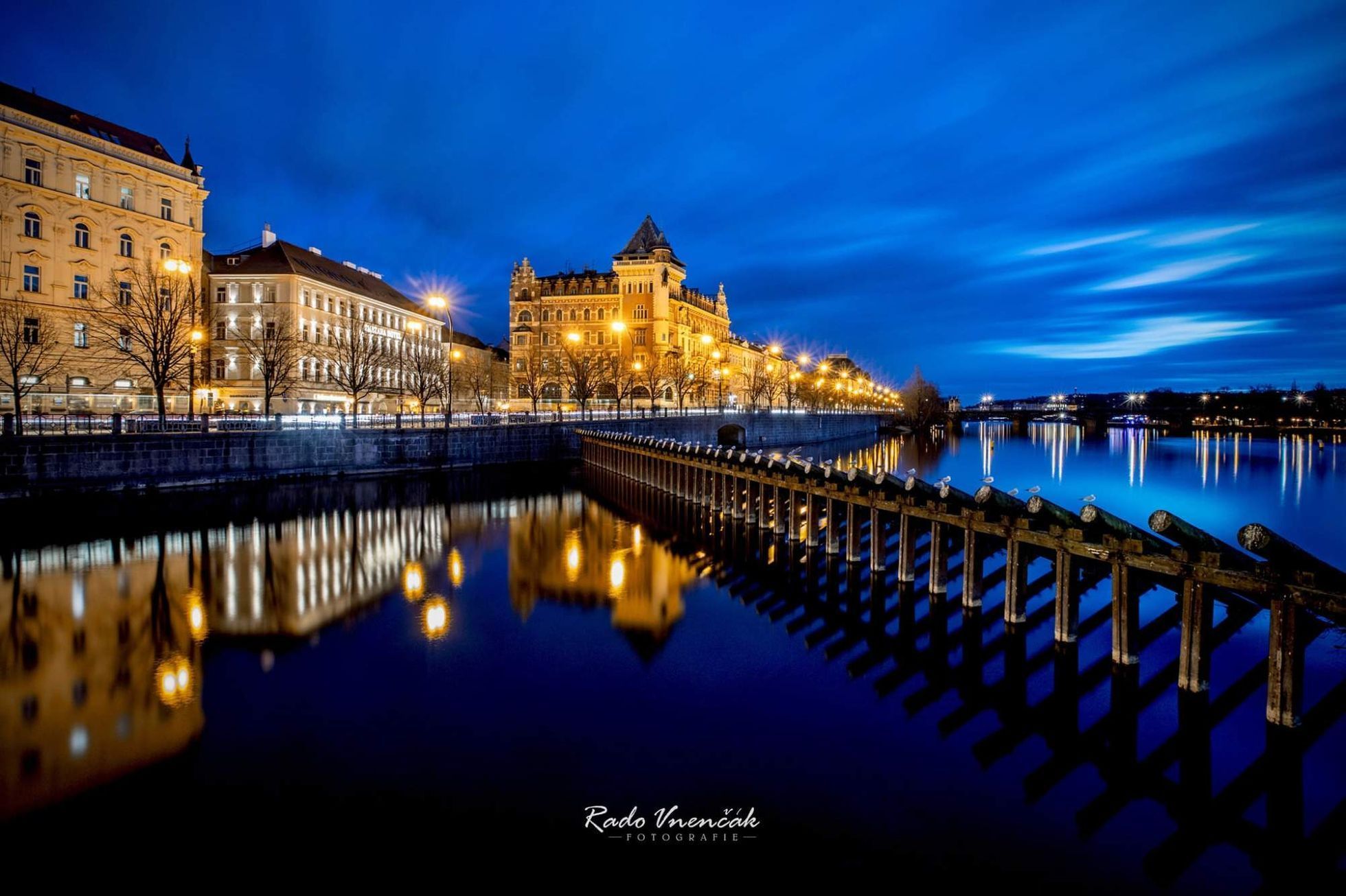 Radoslav Vnenčák: Praha v zrcadle