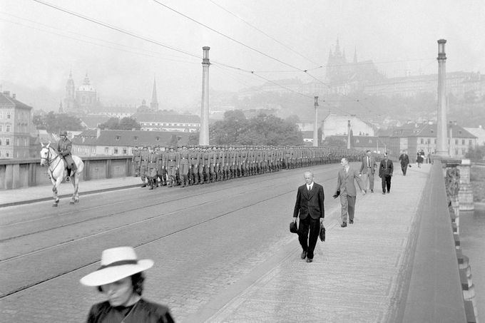 Mánesův most v době nacistické okupace Československa v roce 1943.