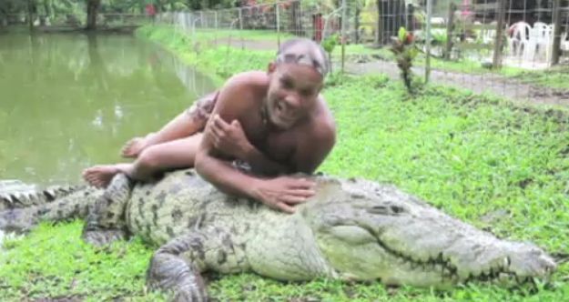 Krokodýl Pocho se svým krotitelem
