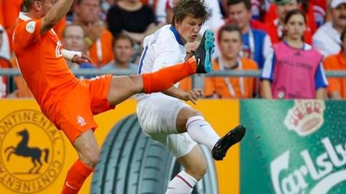 Wesley Sneijder z Nizozemska (vlevo) v souboji s ruským útočníkem Andrejem Aršavinem