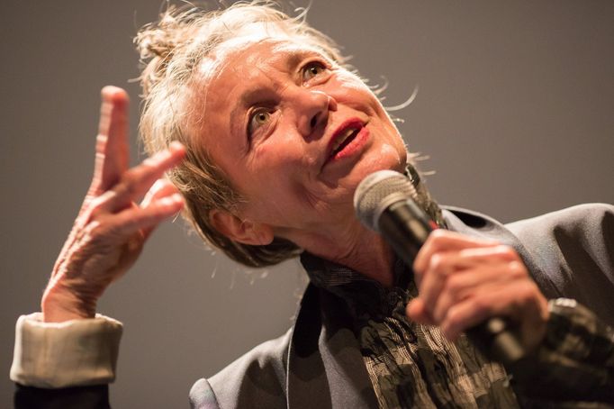 Snímek z pondělního vystoupení Laurie Anderson v pražském Divadle Archa.