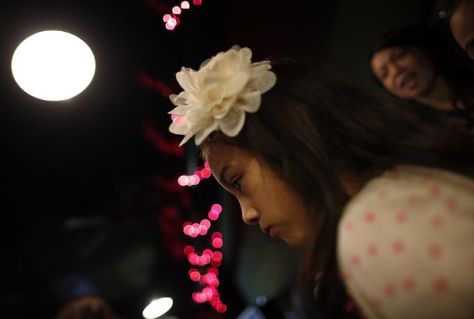 Mercedes Santos gives words of encouragement to her daughter Ava before her performance at the "Beat Kitchen" in Chicago, Illinois, February 24, 2013. Santos and her partner Theresa Volpe are a same-sex couple raising two of their biological children as they struggle to get same-sex marriages passed into law in Illinois. Picture taken February 24, 2013. REUTERS/Jim Young (UNITED STATES - Tags: SOCIETY) Published: Bře. 25, 2013, 6:07 odp.