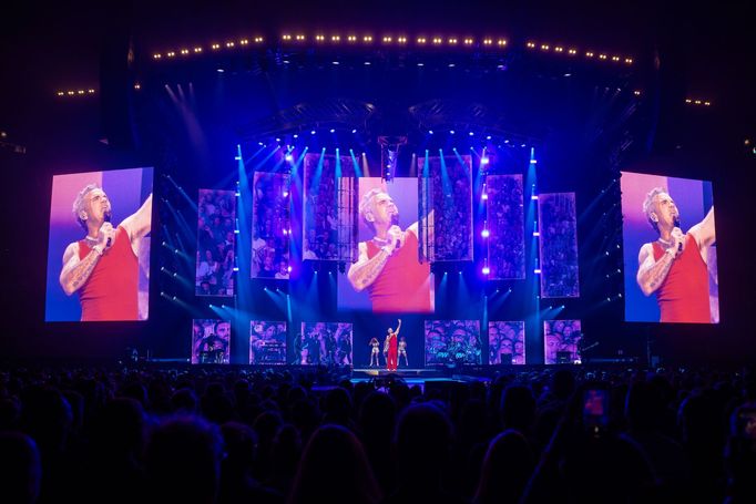 Zpěvák Robbie Williams během svého nedělního koncertu v pražské O2 areně.
