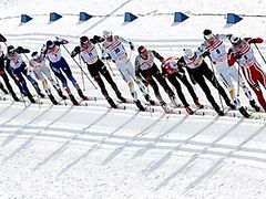 Vláček závodníků při mužském skiatlonu na MS v Sapporu.