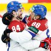 Tomáš Kundrátek a David Pastrňák slaví gól ve finále MS 2024 Česko - Švýcarsko