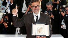Director Nuri Bilge Ceylan, Palme d'Or award winner for his film &quot;Winter Sleep&quot;, poses during a photocall at the closing ceremony of the 67th Cannes Film Festival in Cannes