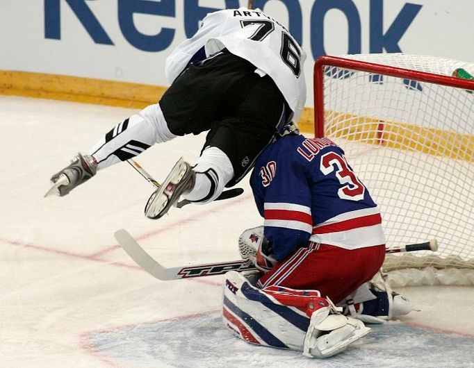 Henrik Lundqvist (vpravo) z New Yorku Rangers sražený Evgenyem Artyukhinem (Tampa Bay Lightning).