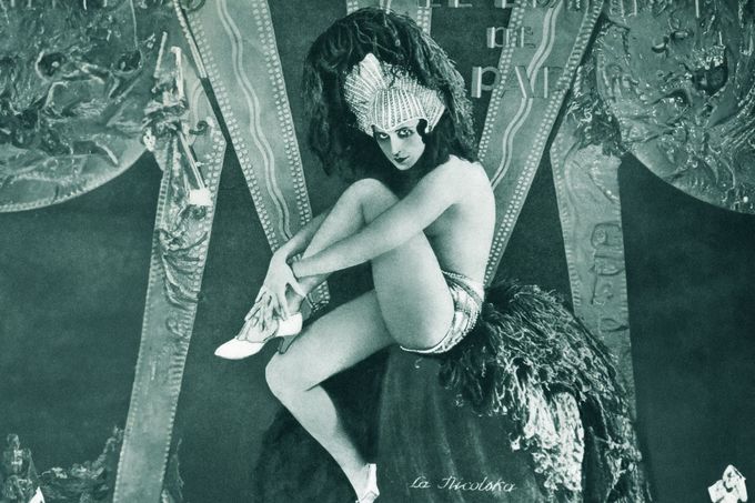 Anonymní pařížská pin up tanečnice z prvních let roku 1900 na dobové reklamní fotografii. Kompozice snímku byla pro ilustrační účely modifikována pomocí umělé inteligence