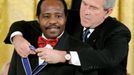 Paul Rusesabagina získává ocenění od amerického prezidenta George Bushe mladšího, rok 2005.