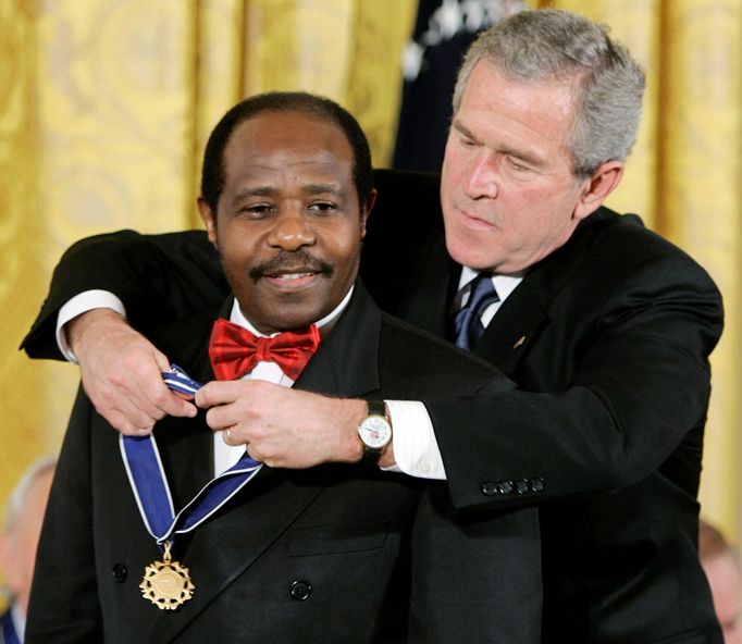 Paul Rusesabagina získává ocenění od amerického prezidenta George Bushe mladšího, rok 2005.