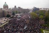 Demonstranti se sešli před budovou parlamentu. Agentura Reuters napsala, že přišlo na 50 tisíc lidí.