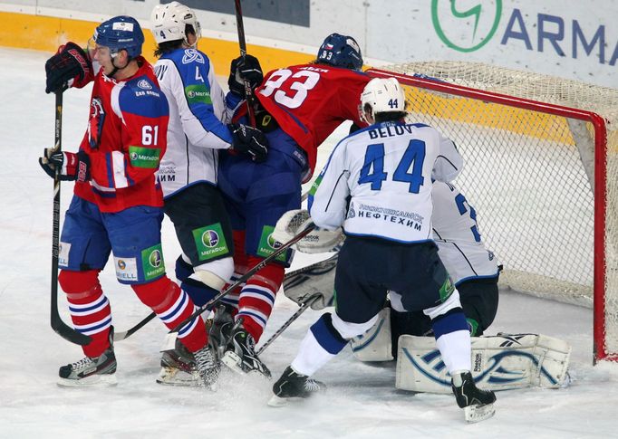 Valná hromada před brankou Nižněkamsku. zleva  Erik Christensen, Nikolaj Lukjančikov, Jakub Voráček a Nikolaj Bělov.