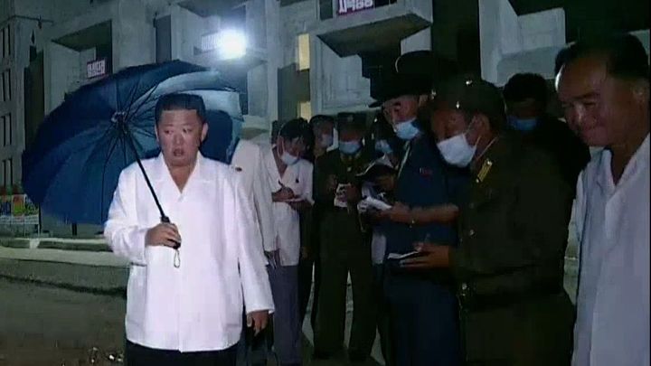 "Jeho tělo zcela zchřadlo." Kim Čong-un v severokorejském dokumentu kulhá na schodech; Zdroj foto: nknews.org