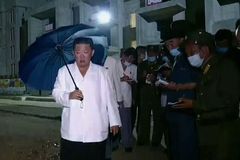 "Jeho tělo zcela zchřadlo." Kim Čong-un v severokorejském dokumentu kulhá na schodech