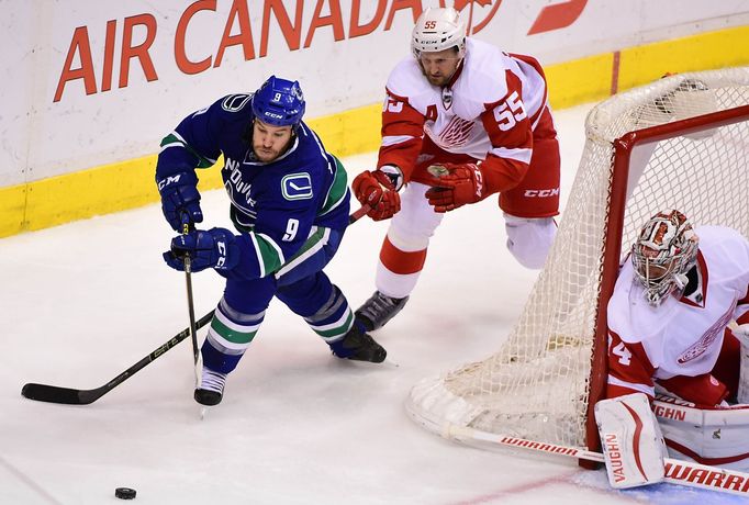 NHL: Detroit Red Wings vs. Vancouver Canucks (Mrázek, Kronwall, Prust)