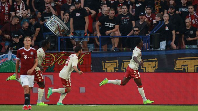 3. předkolo Ligy mistrů 2021/22, Sparta - Monako: Aurélien Tchouaméni slaví gól před kotlem Sparty.