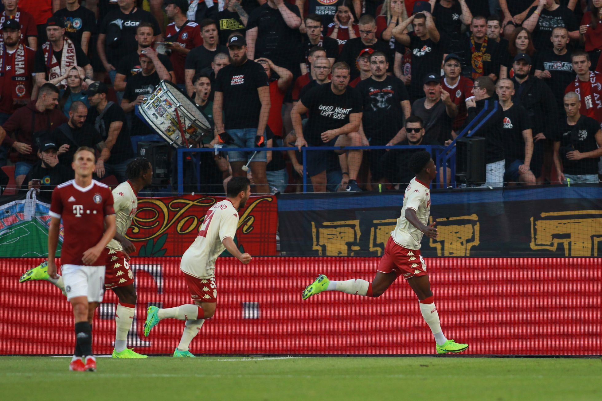 3. předkolo Ligy mistrů 2021/22, Sparta - Monako: Aurélien Tchouaméni slaví gól před kotlem Sparty
