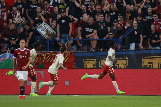3. předkolo Ligy mistrů 2021/22, Sparta - Monako: Aurélien Tchouaméni slaví gól před kotlem Sparty.