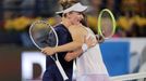 Barbora Krejčíková a Iga Šwiateková po finále turnaje v Dubaji