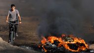 Zároveň Palestinci v ulicích protestovali a zapalovali pneumatiky.