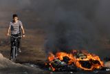 Zároveň Palestinci v ulicích protestovali a zapalovali pneumatiky.
