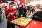 V Praze se otevírá první pobočka legendárních amerických hamburgerů. Five Guys láká na obří sendviče s extra ingrediencemi i milkshake se slaninou. Ceny jsou ale vyšší.