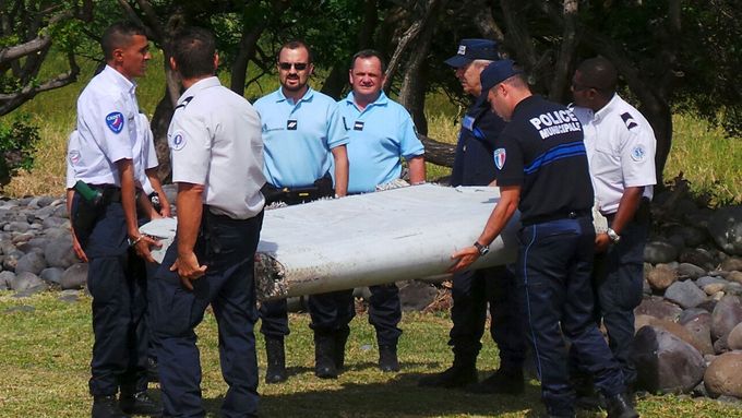 Malajsie vyslala na ostrov Réunion tým expertů, aby tam prozkoumali nalezený úlomek letadla. Vztlaková klapka vyplavená na pobřeží ostrova je podle nich téměř jistě ze záhadně zmizelého letu MH370.
