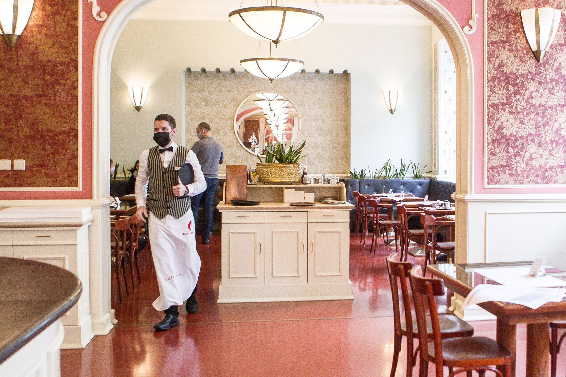 Restaurace, hospody otevírají v omezeném režimu - Cafe Louvre, nouzový stav, omezení, koronavir, 3. prosinec