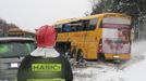 Účastníkem série nehod na zasněžené dálnici D1 byl i žlutý autobus Student Agency.