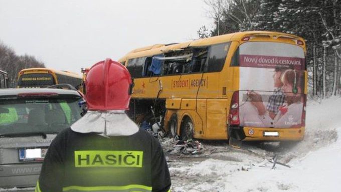Účastníkem série nehod na zasněžené dálnici D1 byl i žlutý autobus Student Agency.