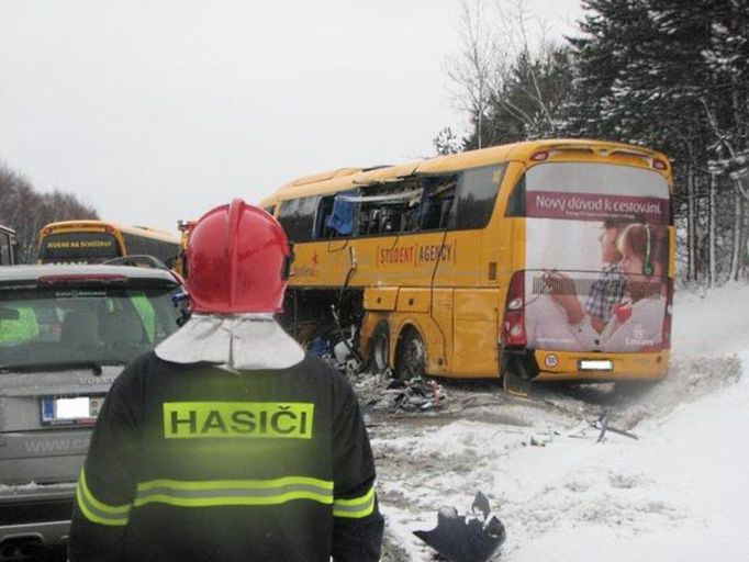 Účastníkem série nehod na zasněžené dálnici D1 byl i žlutý autobus Student Agency.