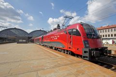 Rychlík z Rakouska srazil v Klánovicích člověka. Provoz vlaků mezi Prahou a Kolínem byl přerušen