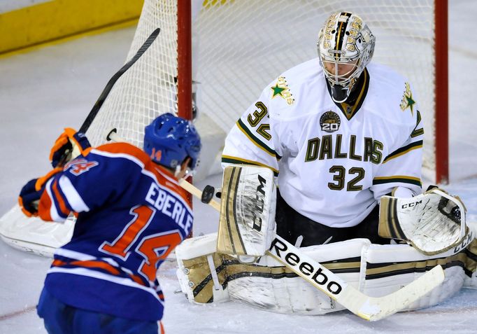 Jordan Eberle a Kari Lehtonen v utkání NHL 2013