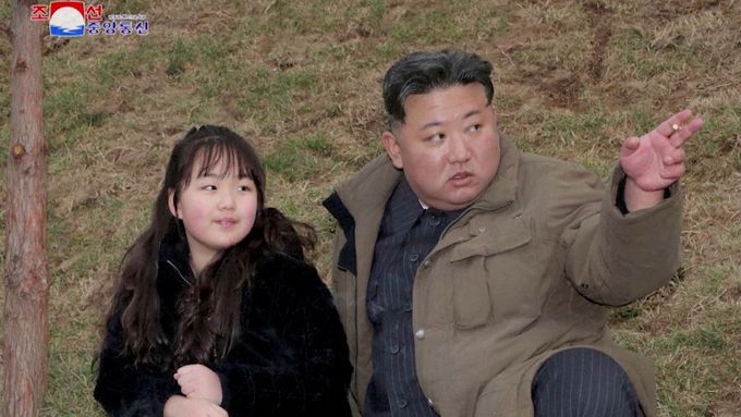 Severokorejský lídr Kim Čong-un se svou dcerou Kim Ču-e na snímku z dubna 2023.