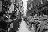 Kromě toho byly téměř okamžitě zavedeny protižidovské zákony, které Židy v podstatě vyřadily z hospodářského, společenského a kulturního života země. Na fotce je zachycen pochod německých vojsk v Salcburku v roce 1938.