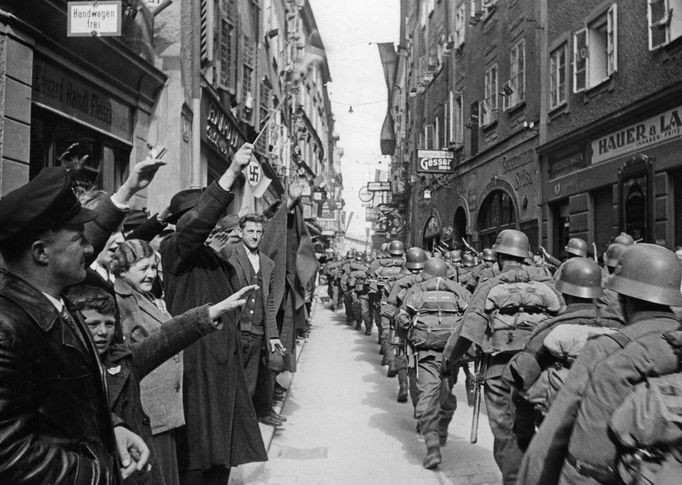 Pochod německých vojsk v Salcburku v roce 1938 během anšlusu Rakouska.