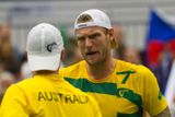 Čeští mladíci porazili po pomalém začátku ve čtyřhře Lleytona Hewitta se Samuelem Grothem 1:6, 7:6, 3:6, 7:6 a 6:2 a snížili stav utkání prvního kola s Austrálií na 1:2.