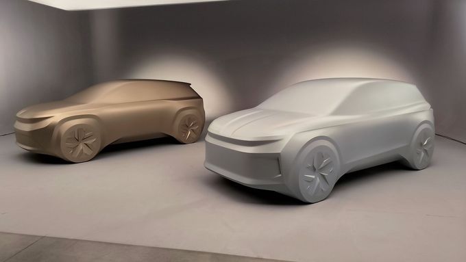 Skulptura dvou chystaných elektrických modelů Škoda - vlevo malé SUV, vpravo kompaktní Elroq.