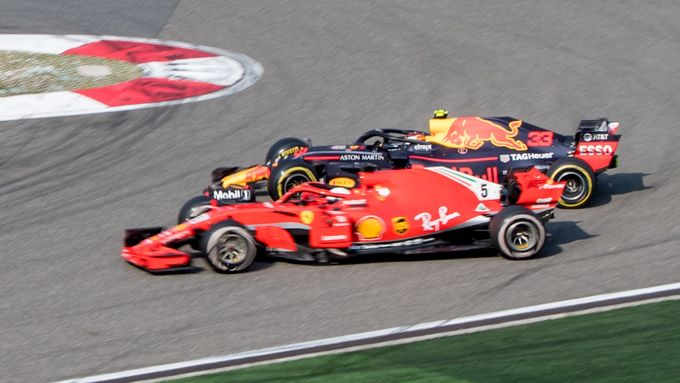 Max Verstappen "tančící" po trati za Sebastienem Vettelem.