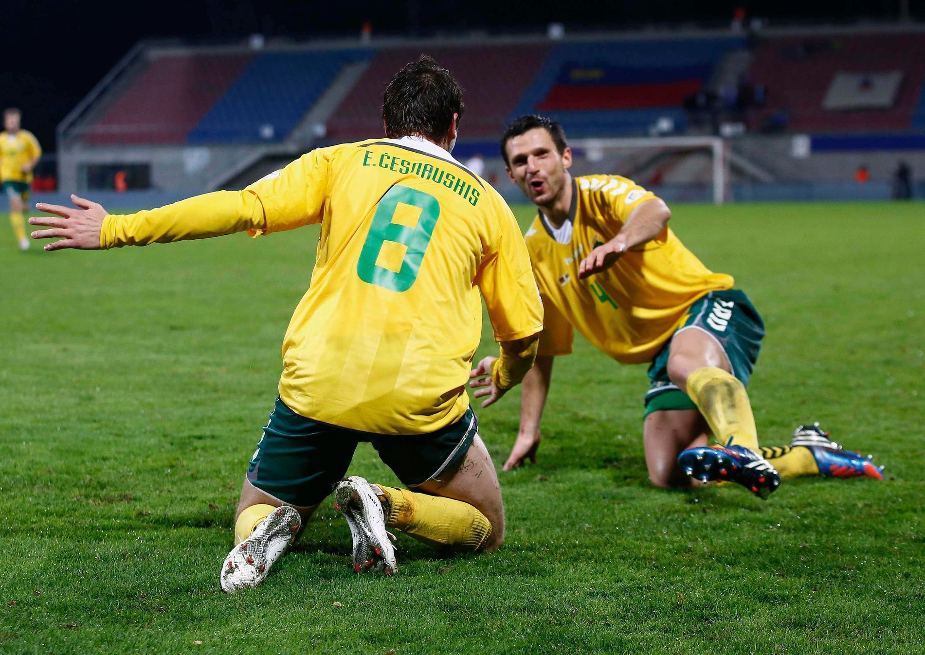 Litevští fotbalisté Edgaras Česnauskis a Tadas Kijanskas slaví gól v kvalifikaci na MS 2014 proti Lichtenštejnsku.