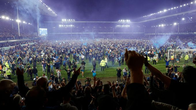 Šťastní fanoušci Evertonu zaplavili hřiště po utkání s Crystal Palace, v němž si jejich tým zajistil záchranu v Premier League