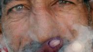 Iráčan si dává cigaretu, protože úspěšně odvolil.