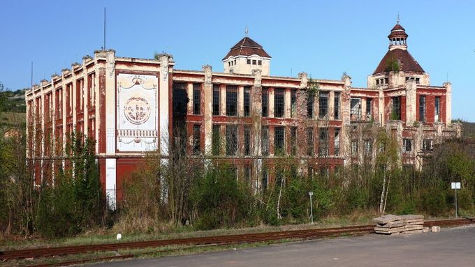 Bývalá přádelna bratří Grohmannů v Bystřanech u Teplic. Jedinečná ukázka secesní průmyslové architektury byla zbourána v únoru 2014.