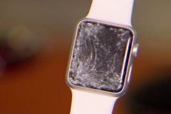 Škrábance a prasklý displej. Lidé si stěžují na Apple Watch