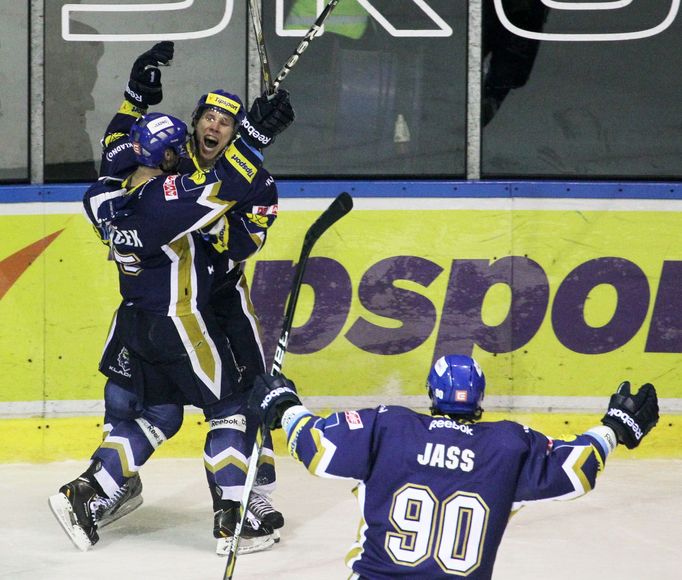 Hokej, extraliga: Kladno - Pardubice:  Jan PIskáček (vlevo) slaví gól