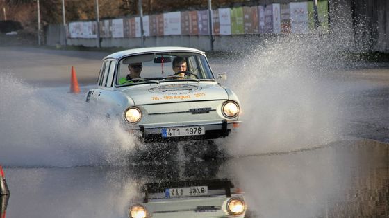 Odvážná řidička se vydává se Škodou 100 na závodní okruh i na výlety po Skandinávii