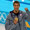 Americký plavec Matt Grevers slaví se zlatou medailí vítězství na 200 metrů znak na OH 2012 v Londýně.
