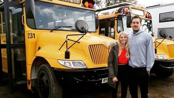 Neplatí nájem ani složenky a bydlí. Stačí k tomu starý autobus a hromada odhodlání