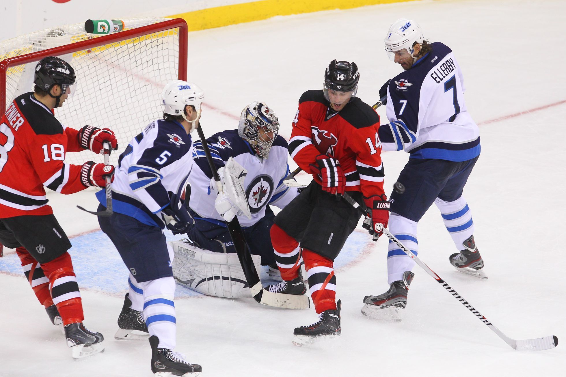 NHL: Ondřej Pavelec zasahuje v utkání Winnipeg Jets vs. New Jersey Devils